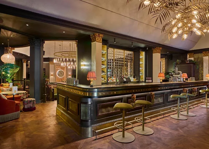 Готель The Queens 4*