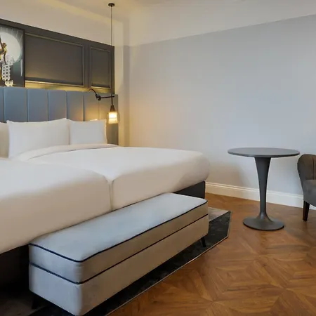 Hotel The Queens